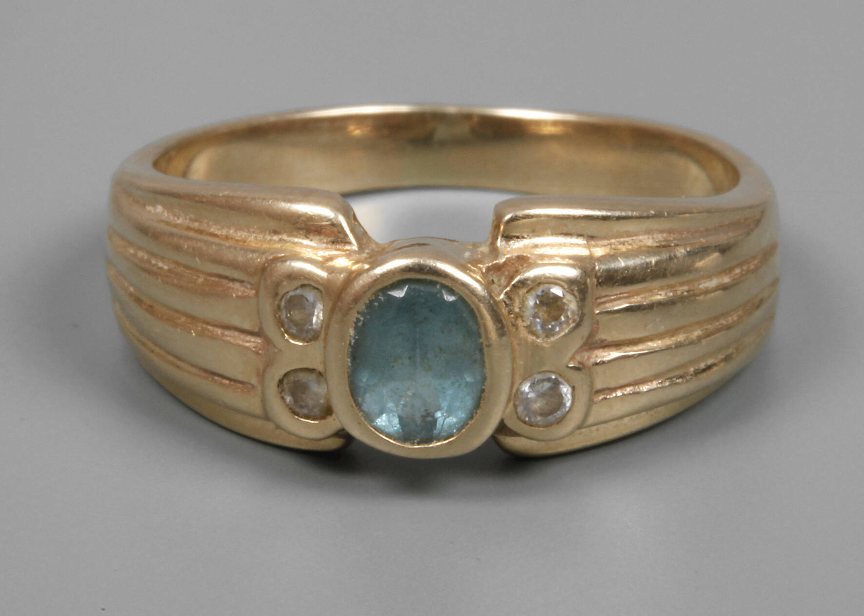 Damenring mit Steinbesatz