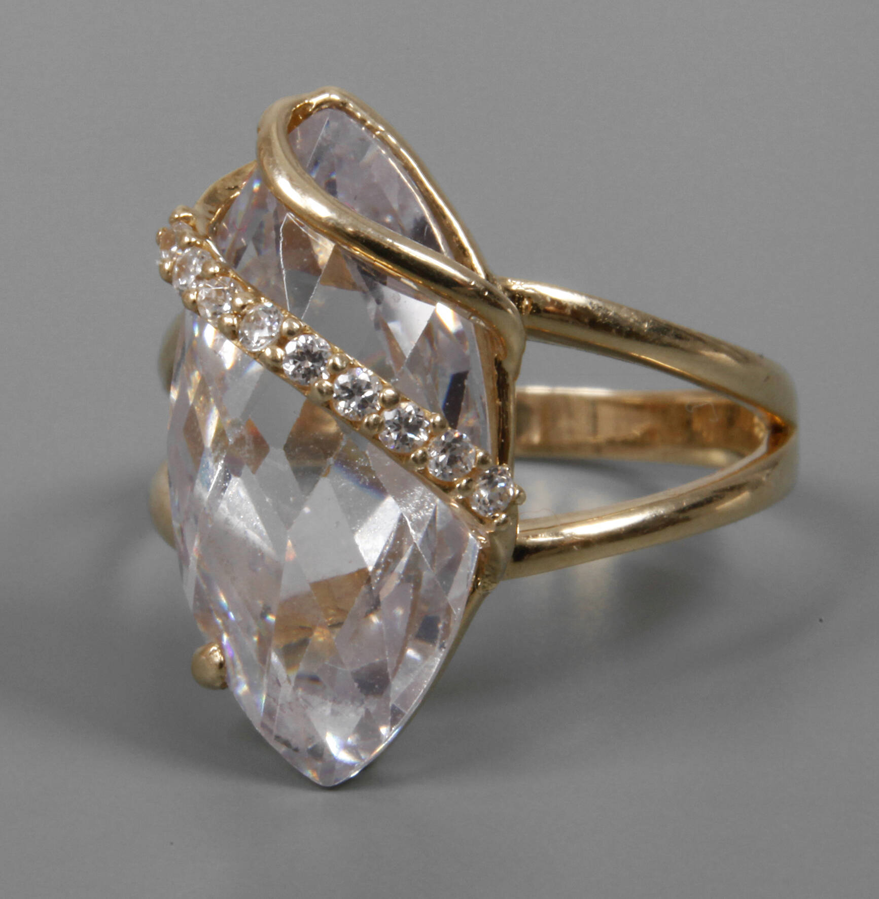 Damenring mit Steinbesatz