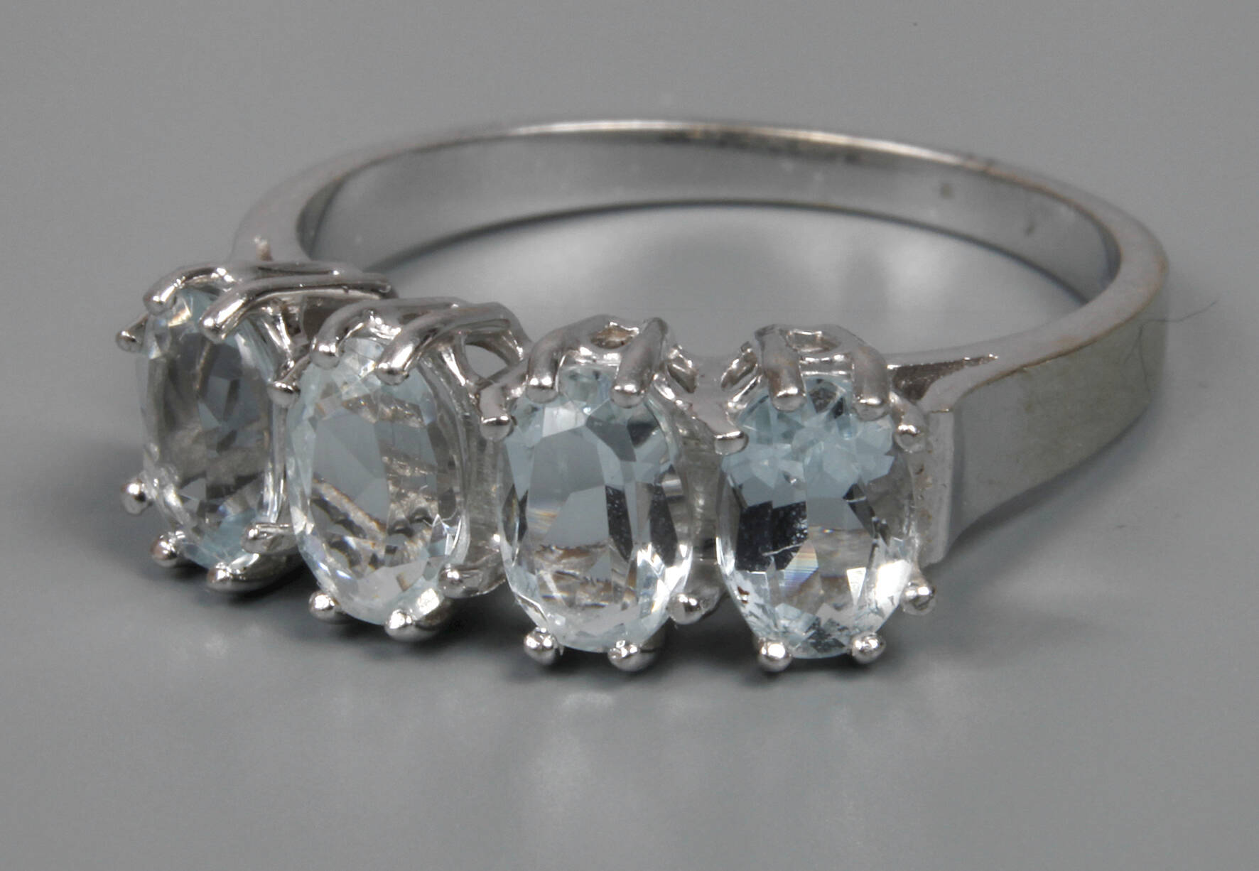 Damenring mit Aquamarinen