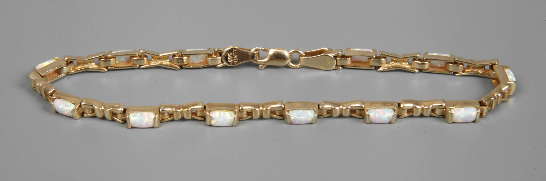 Armband mit Edelopalen