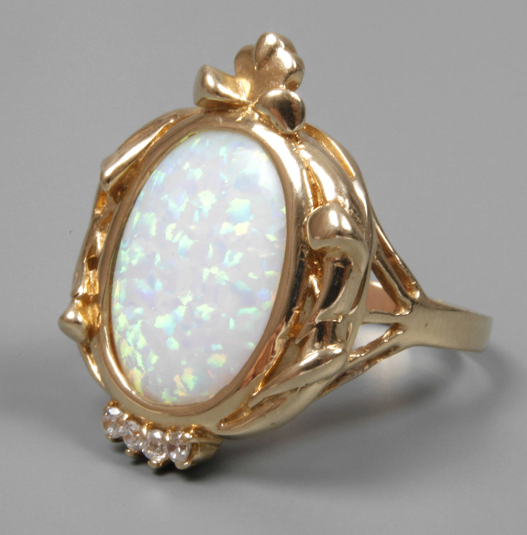 Großer Damenring mit Edelopal