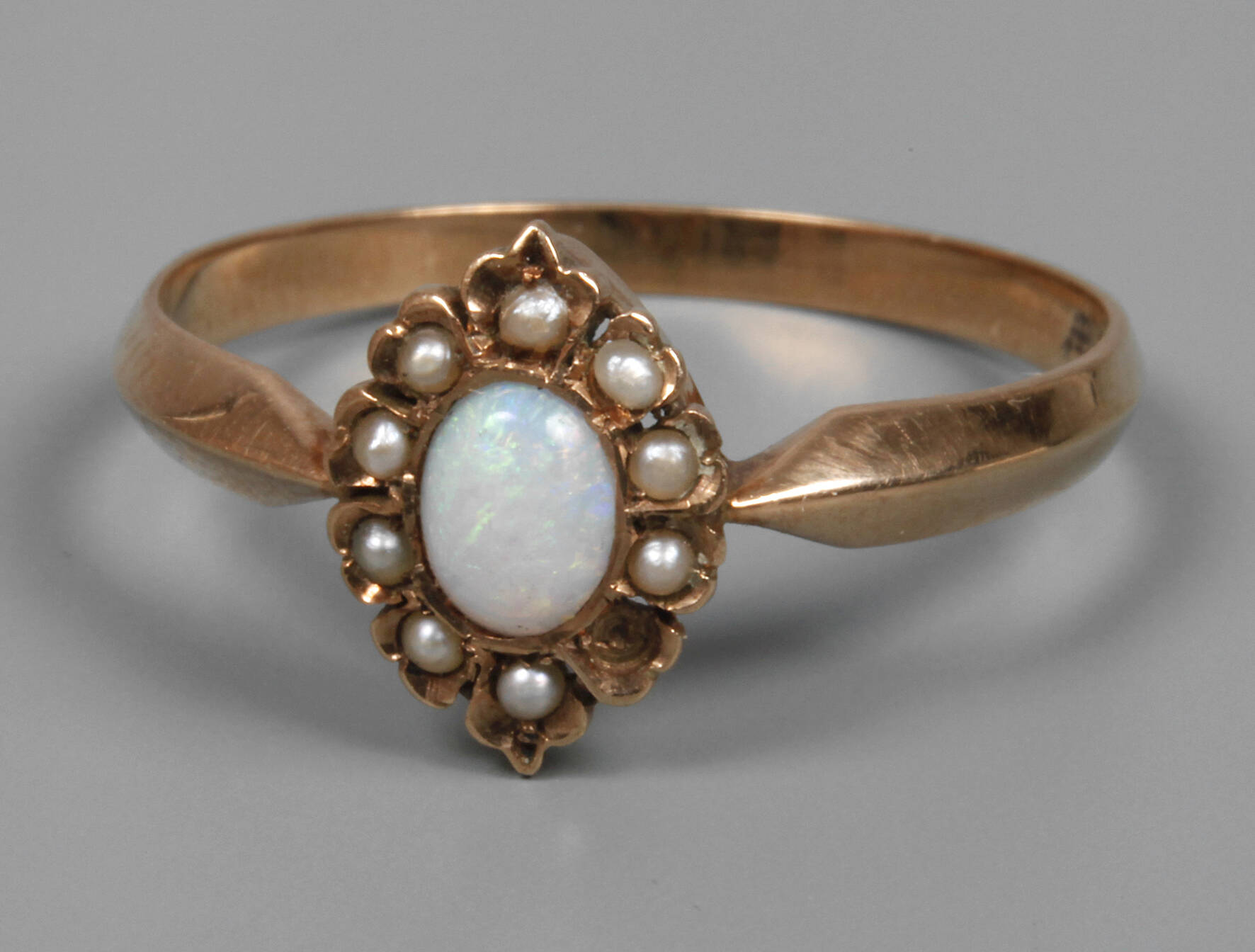 Damenring mit Edelopal und Saatperlen