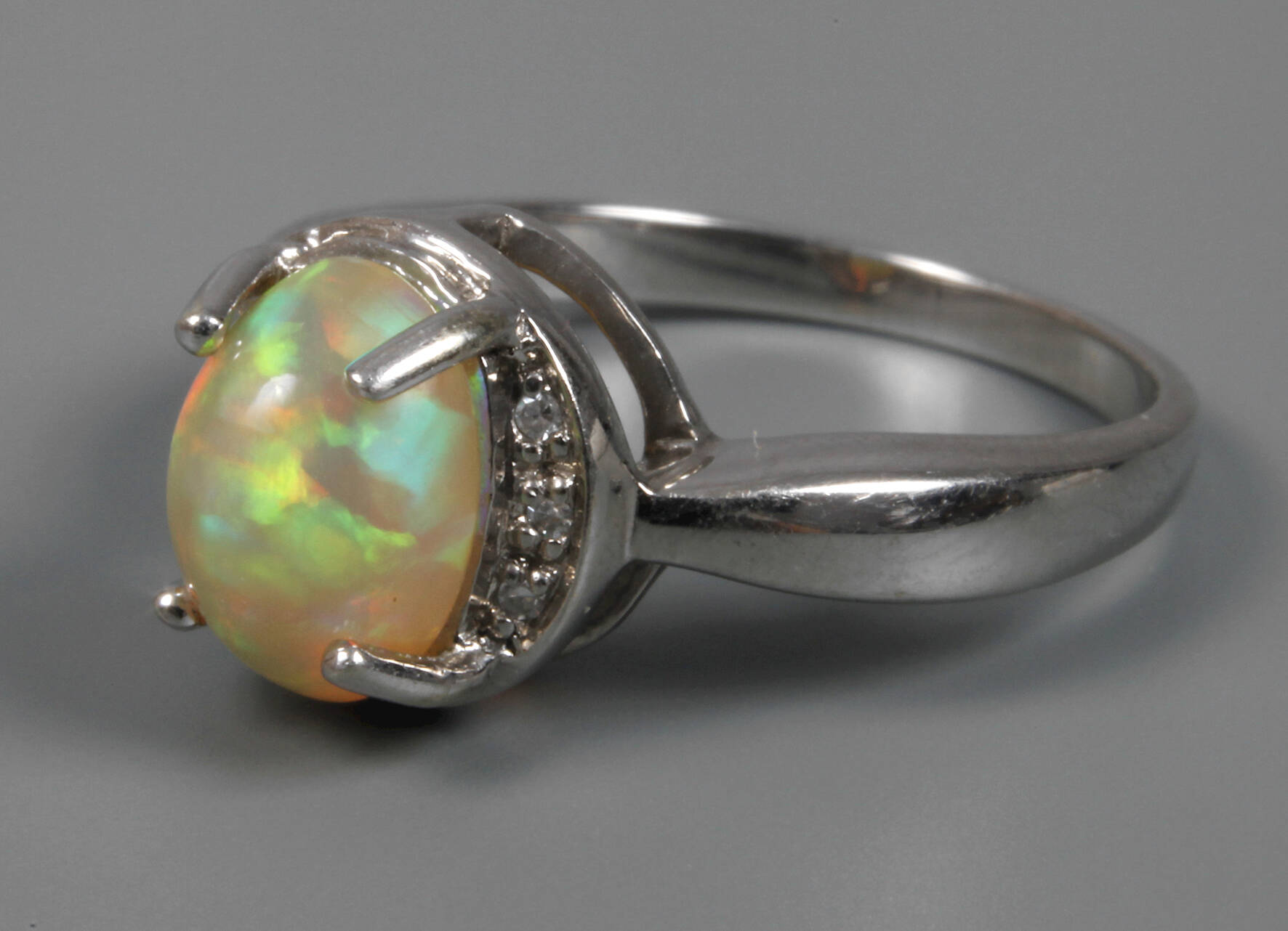 Damenring mit Edelopal und Diamanten