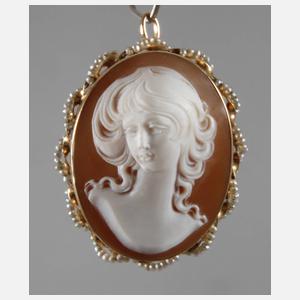 Brosche mit Kamee und Perlen