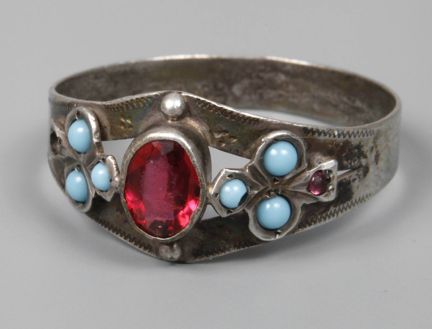 Ring mit Steinbesatz