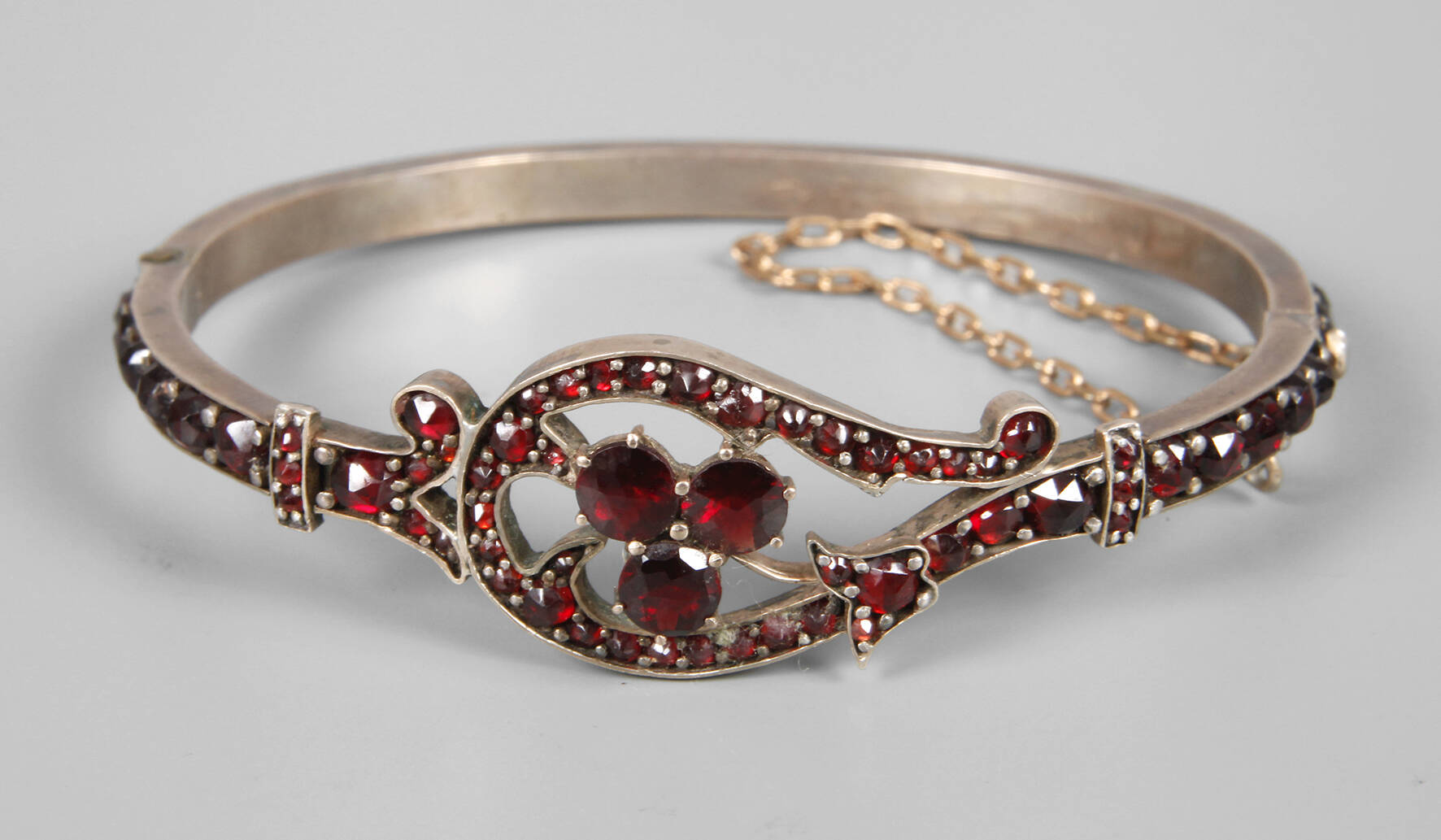 Armreif mit Granaten