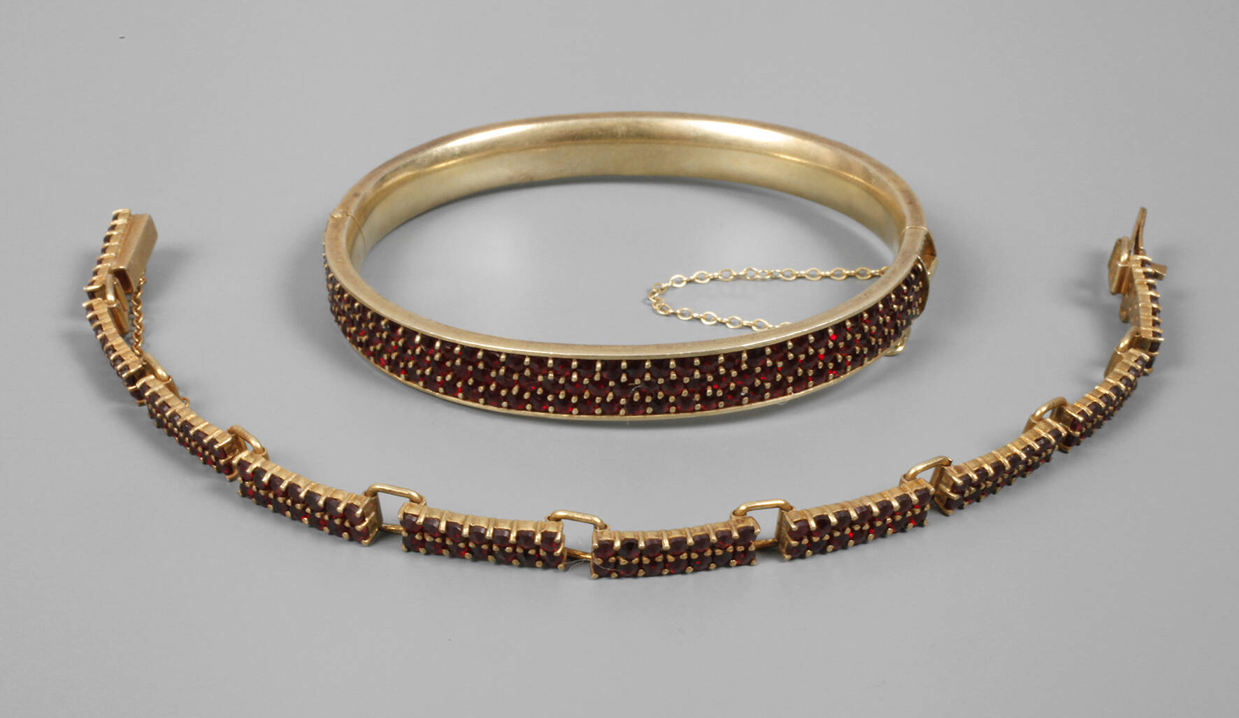 Zwei Teile Granatschmuck