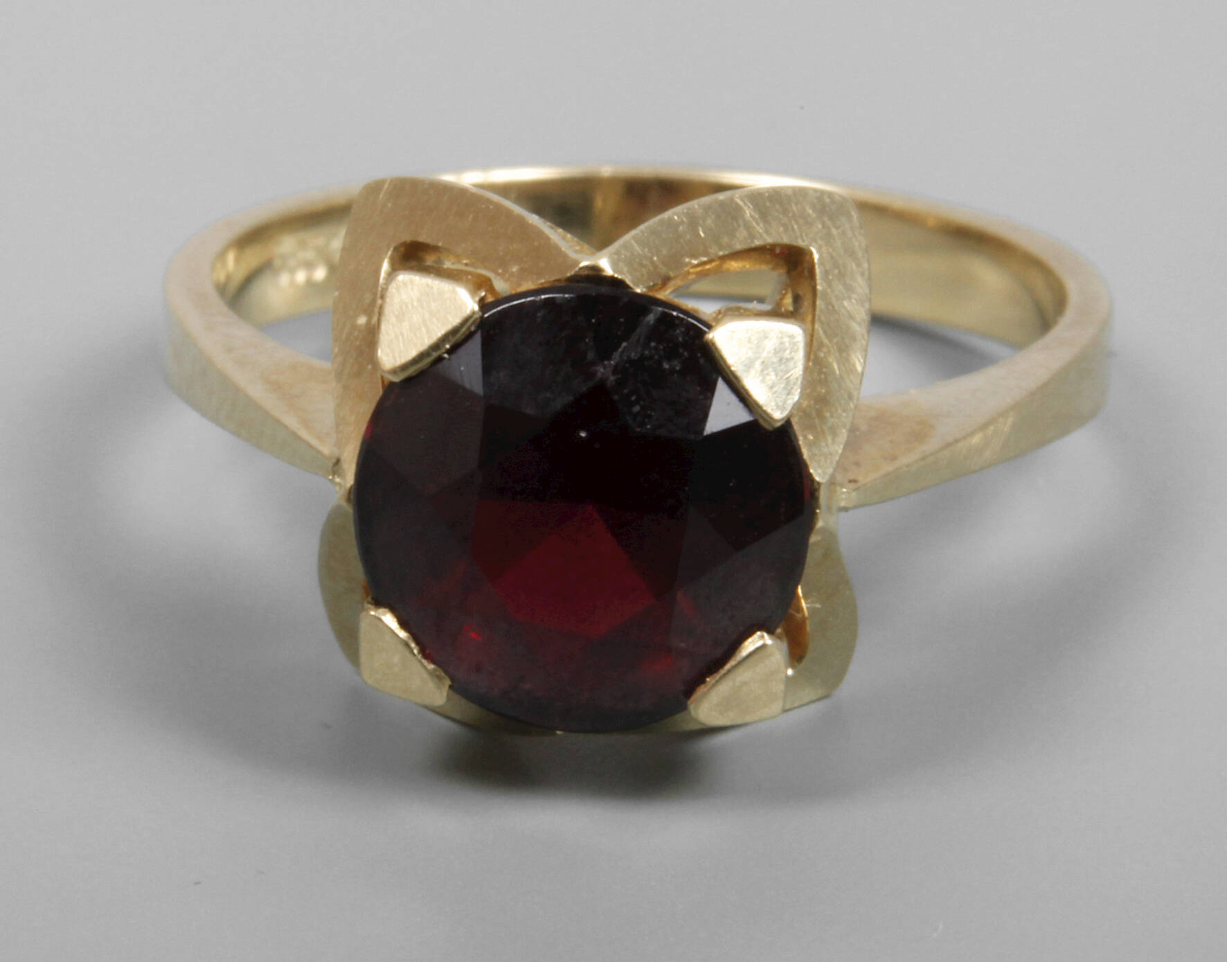 Damenring mit Granat