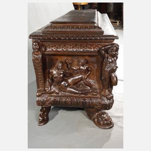 Truhe im Renaissancestil