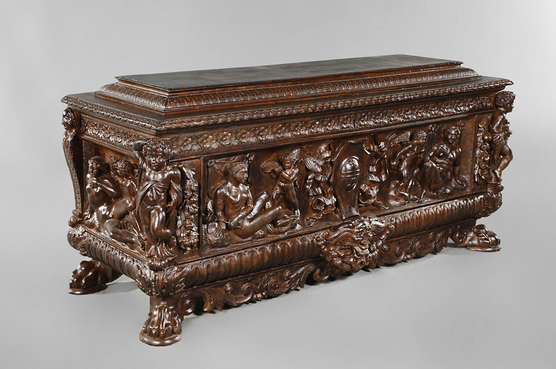 Truhe im Renaissancestil