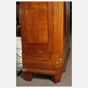 Großer Dielenschrank