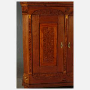 Großer Dielenschrank