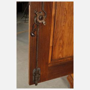 Großer Dielenschrank