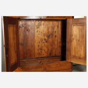 Großer Dielenschrank