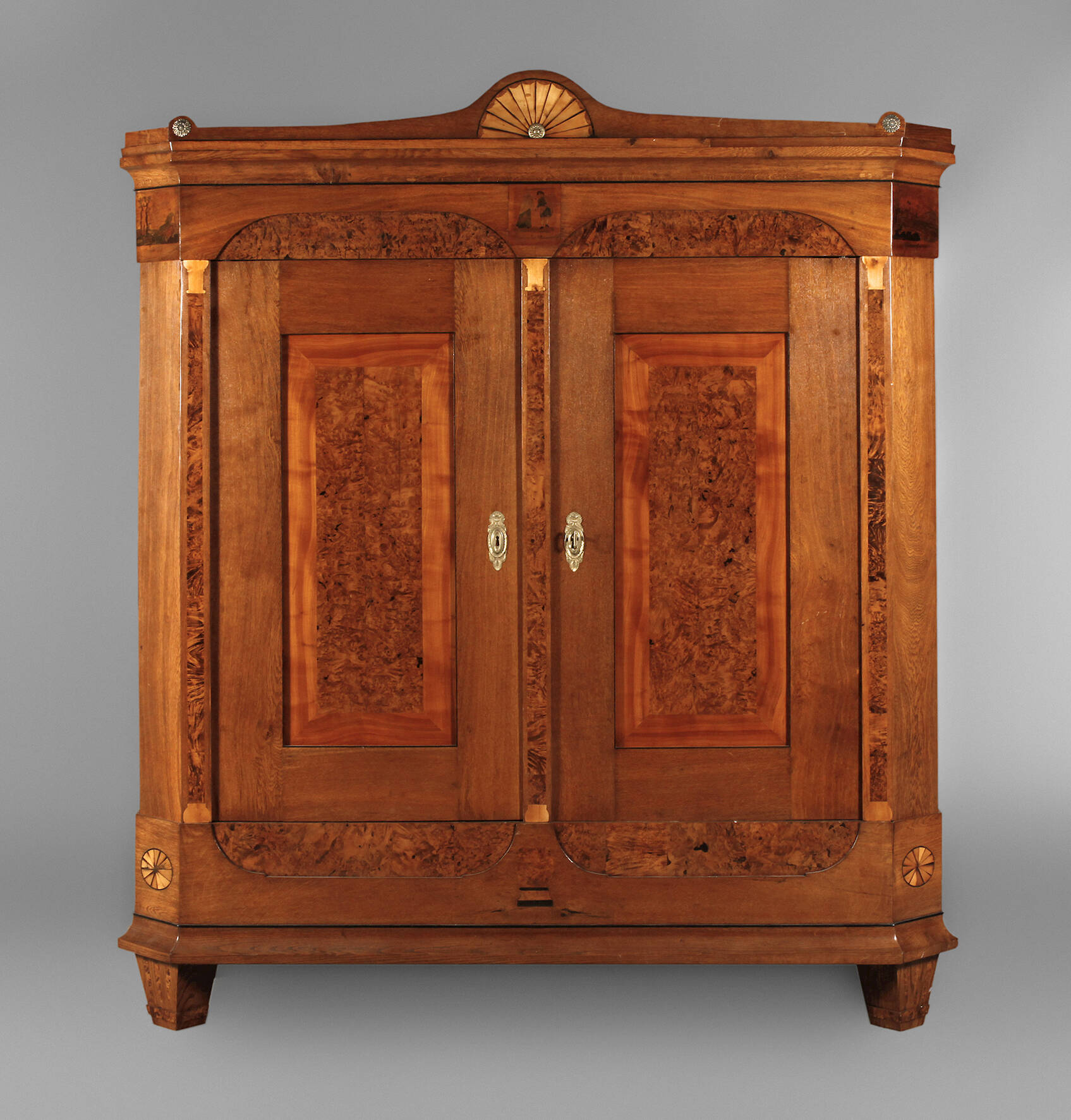 Großer Dielenschrank