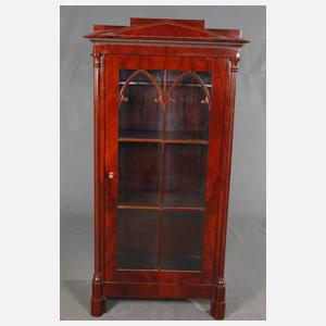 Neogotische Vitrine