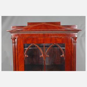 Neogotische Vitrine