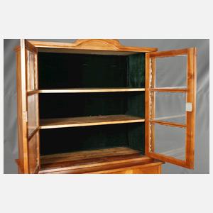 Vitrine mit Glasaufsatz