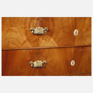 Vitrine mit Glasaufsatz