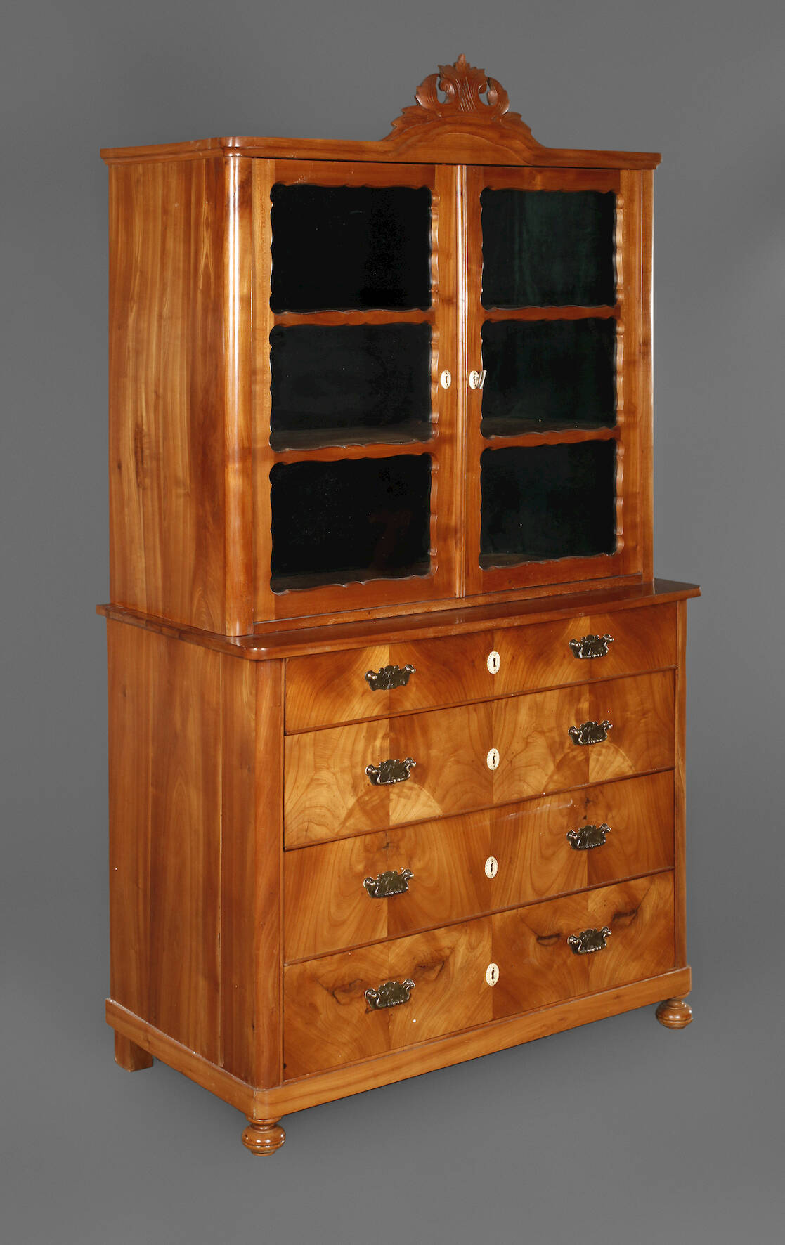 Vitrine mit Glasaufsatz