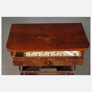 Ungewöhnliches Nähtischchen