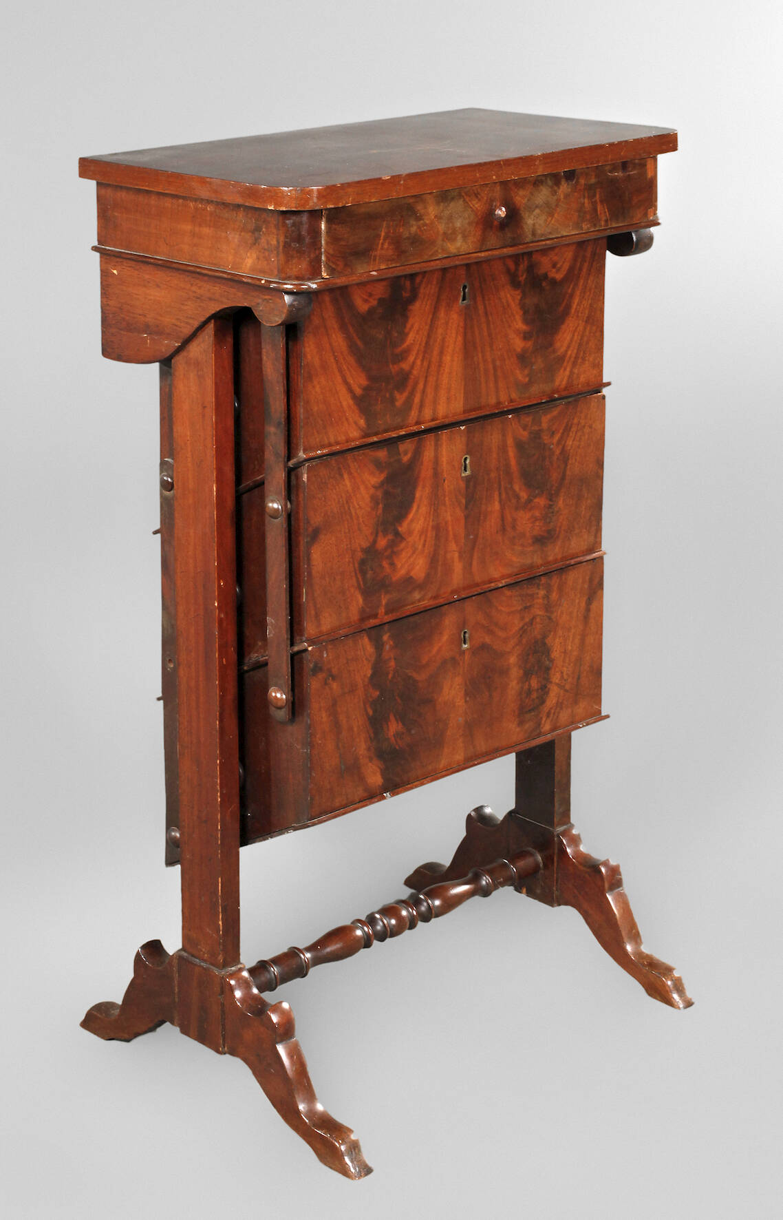 Ungewöhnliches Nähtischchen