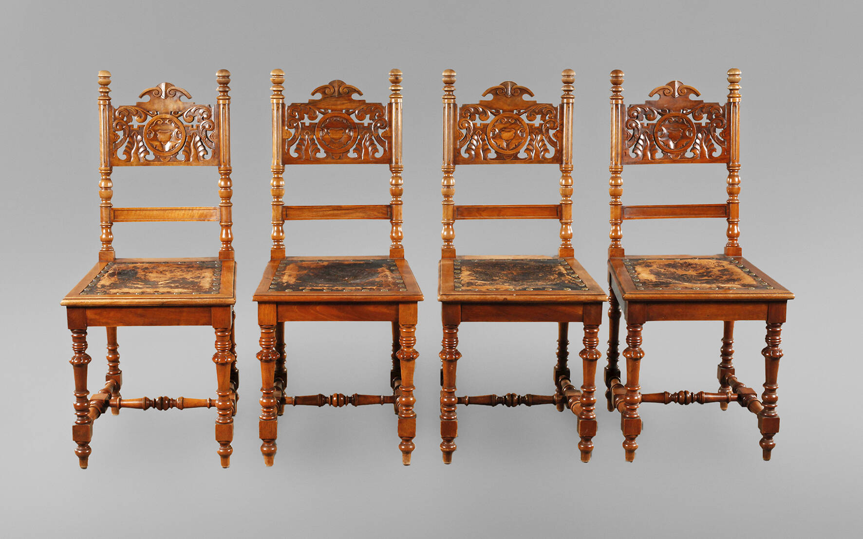 Vier Gründerzeitstühle