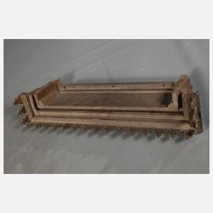 Bekrönung eines Spiegels