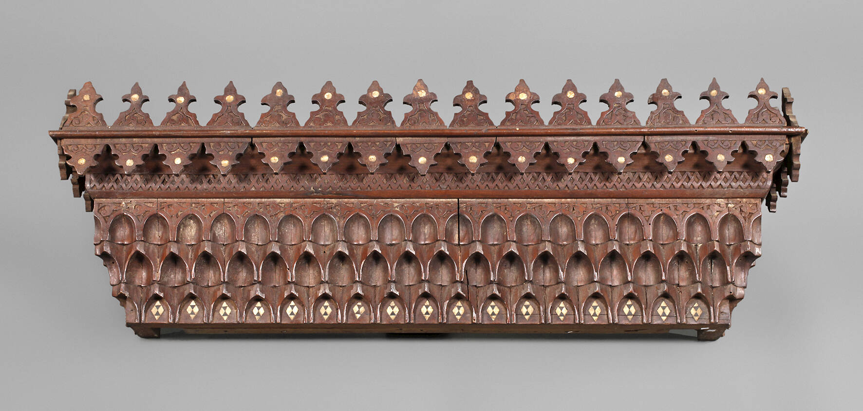 Bekrönung eines Spiegels