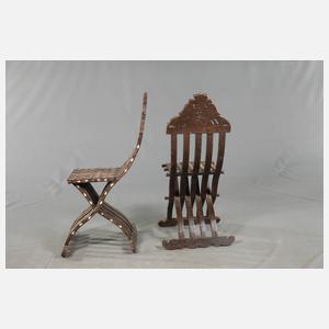 Paar maurische Scherensessel