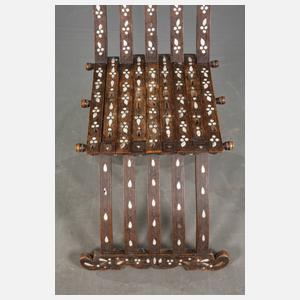 Paar maurische Scherensessel