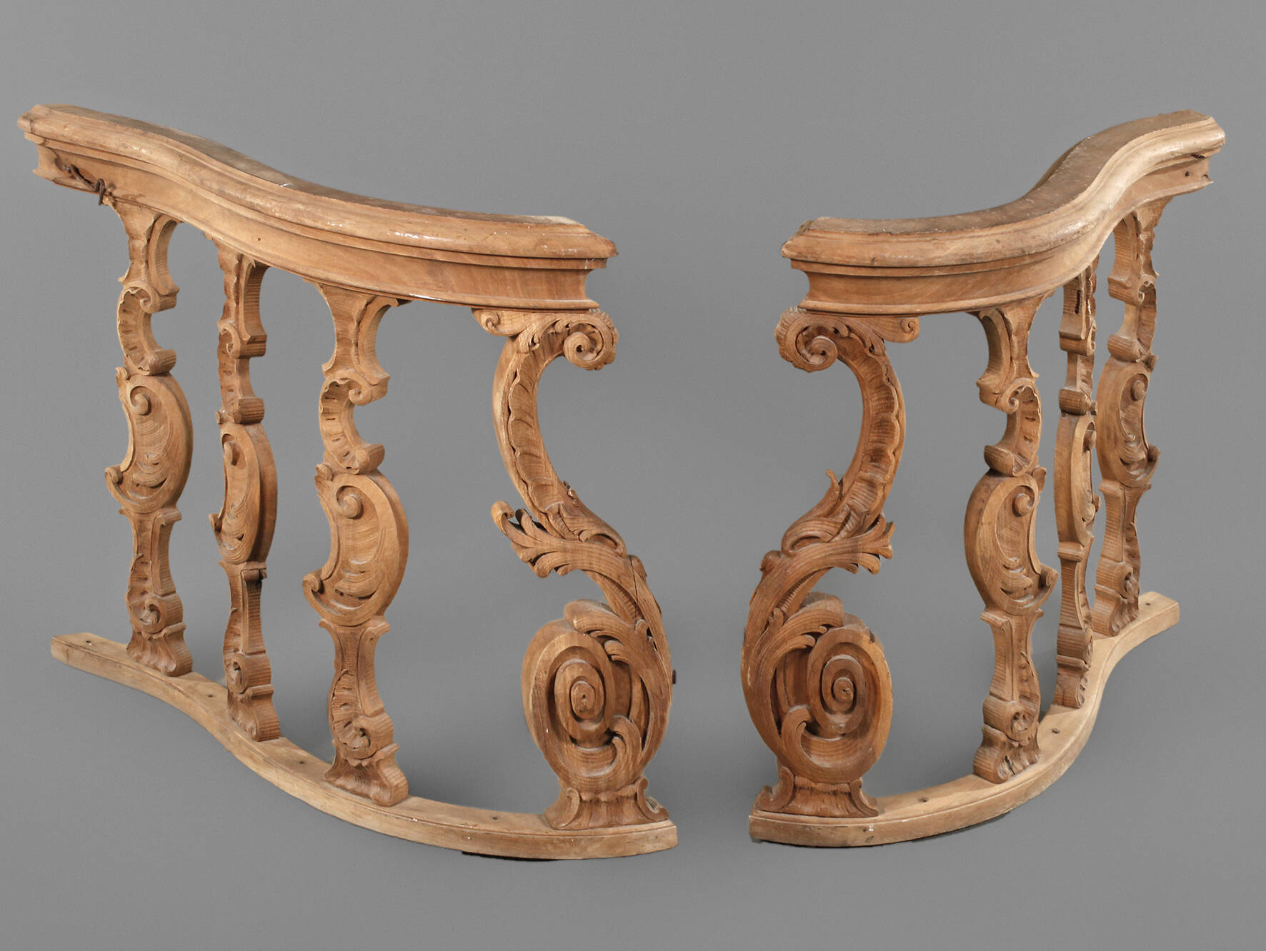 Zwei Balustraden im Rokokostil