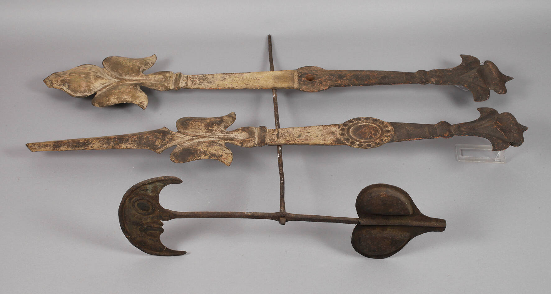 Drei Teile einer Kirchturmuhr