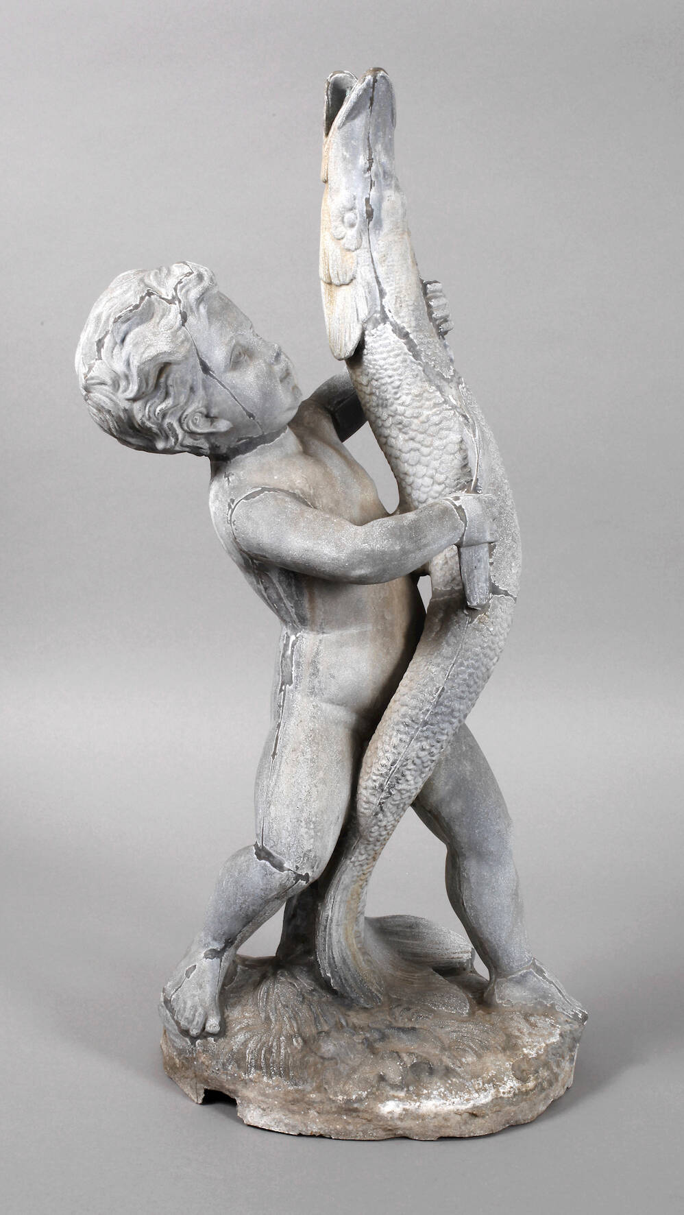 Brunnenfigur Putto mit Fisch