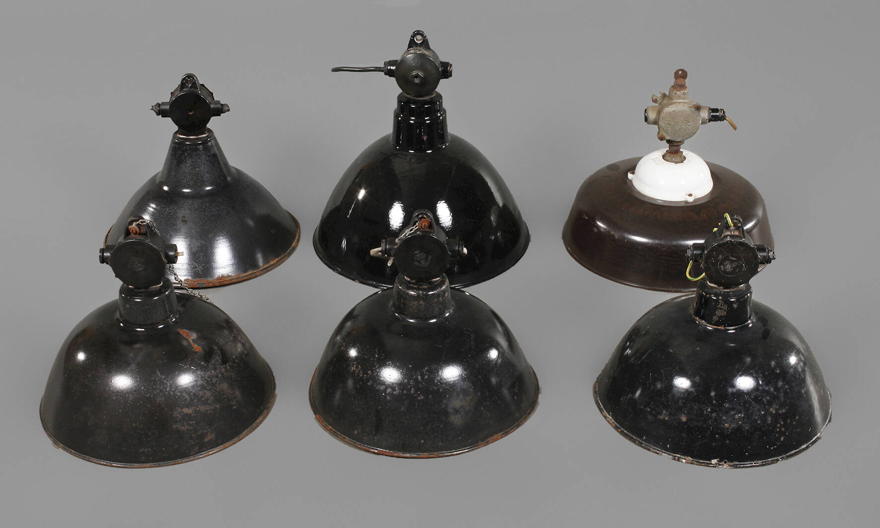 Sechs Industrielampen