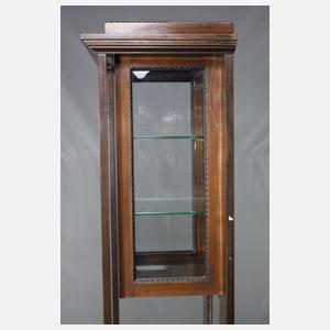 Paar Pfeilervitrinen