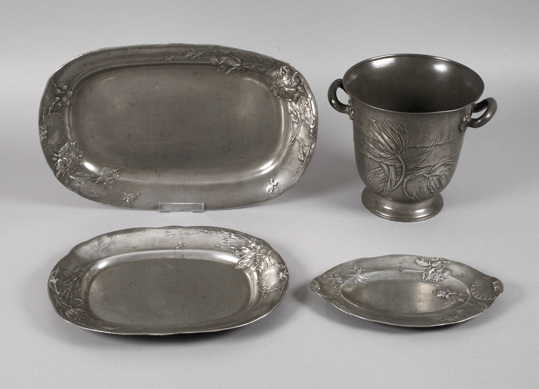 Vier Teile Jugendstilzinn