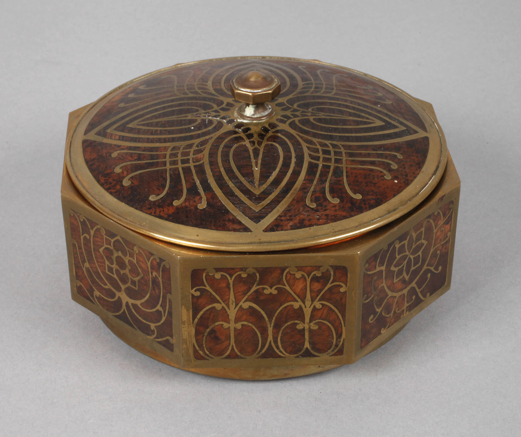 Messingdose mit Wurzelholzeinlage