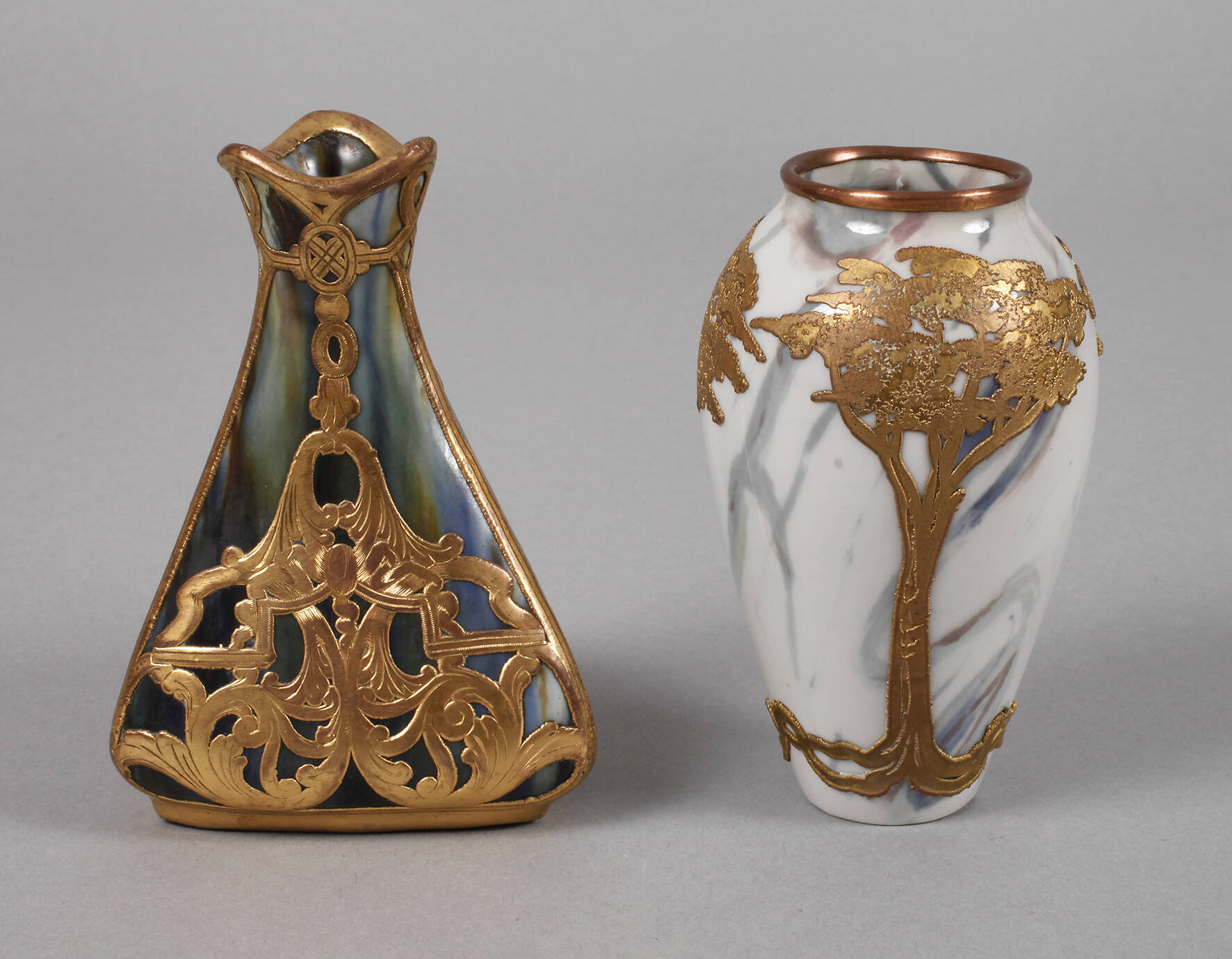 Zwei kleine Vasen mit Messingmontur