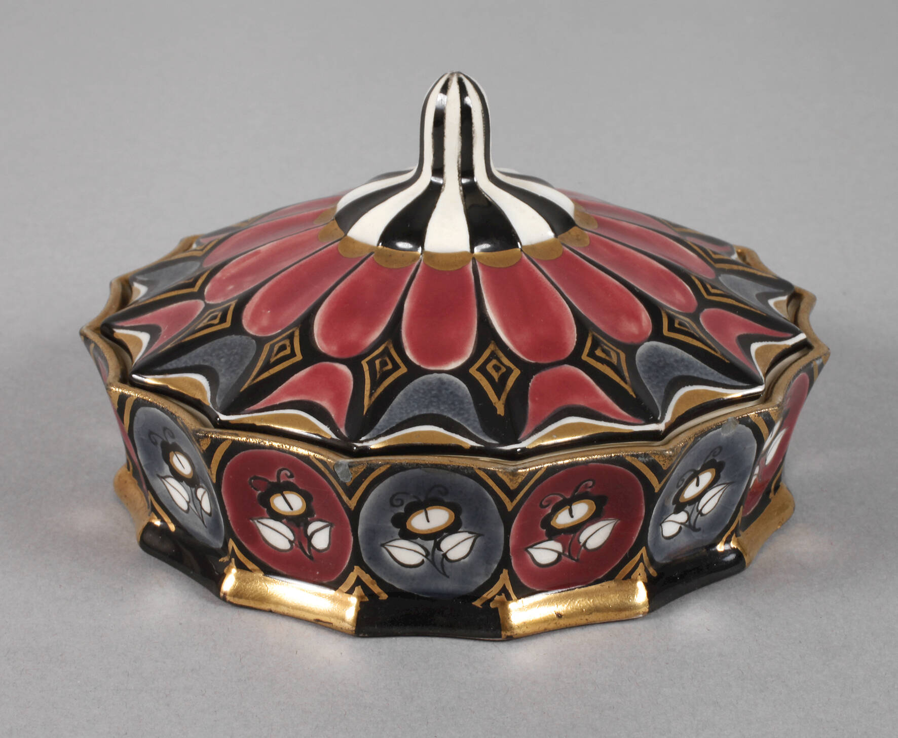 Ernst Wahliss Wien Deckeldose