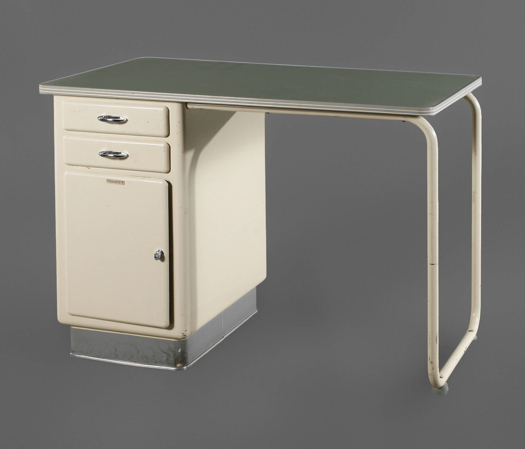 Schreibtisch aus einer Arztpraxis