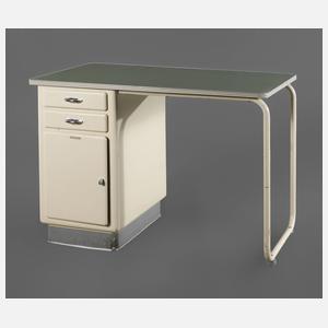 Schreibtisch aus einer Arztpraxis