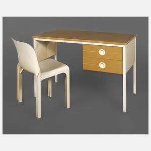 Schreibtisch mit Stuhl