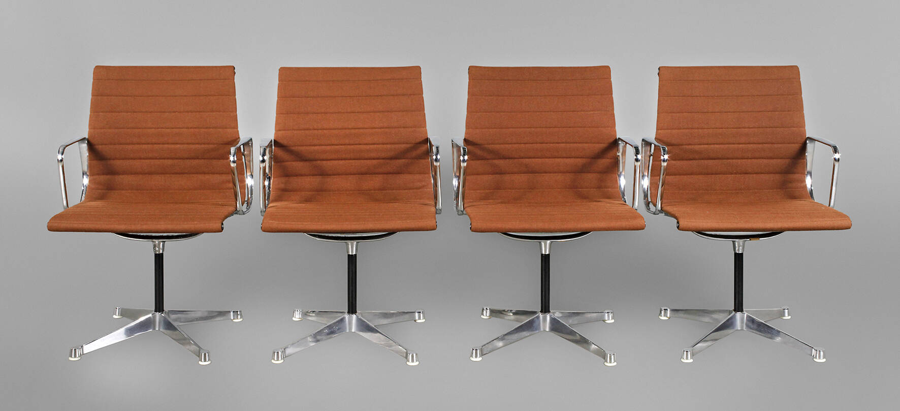 Vier Eames Chairs