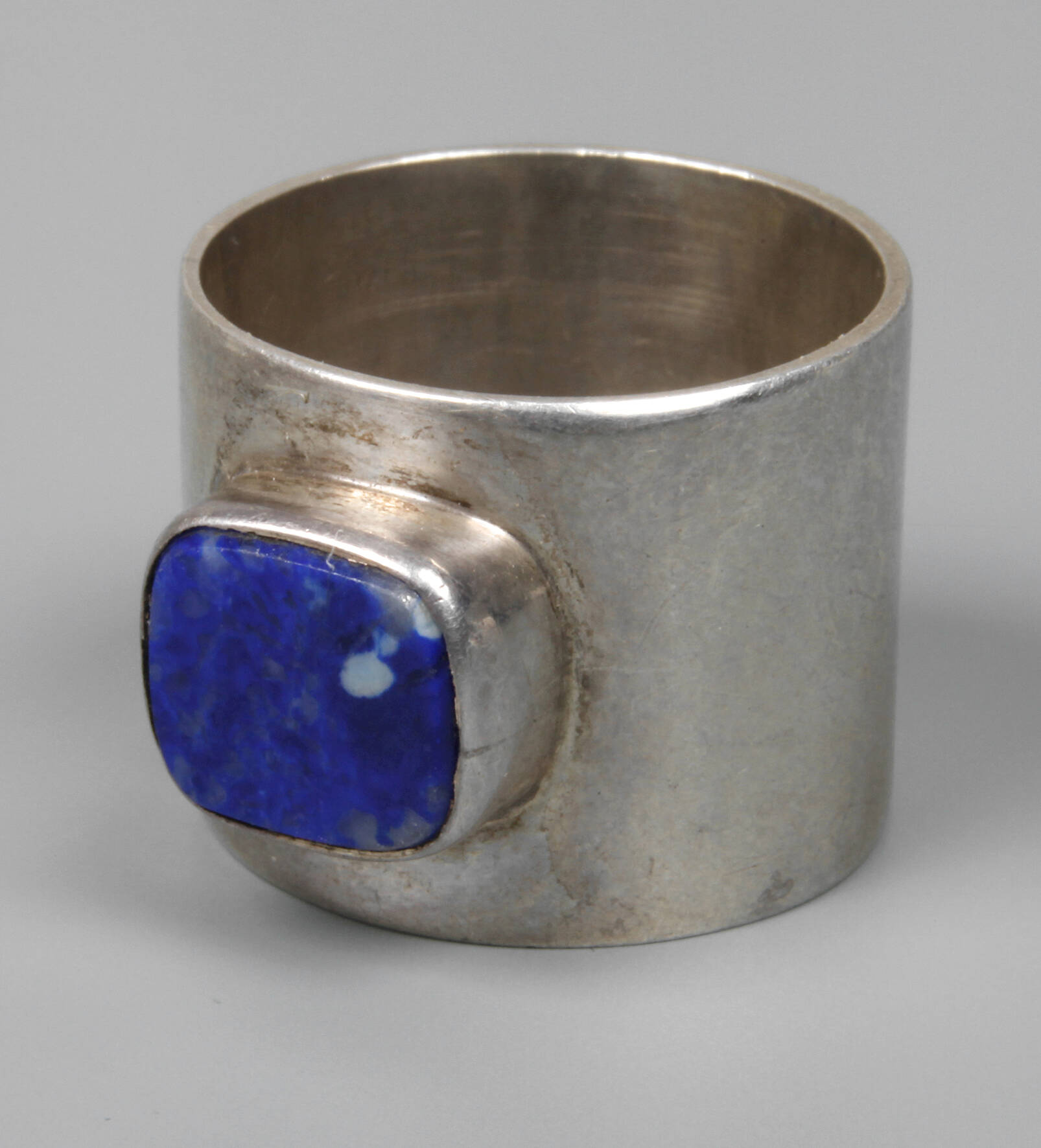 Designerring mit Lapislazuli