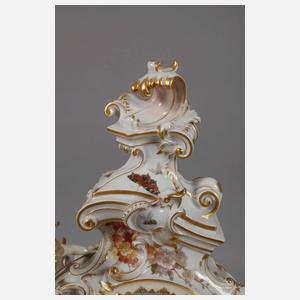 KPM Berlin Kaminuhr mit Postament und Weichmalerei