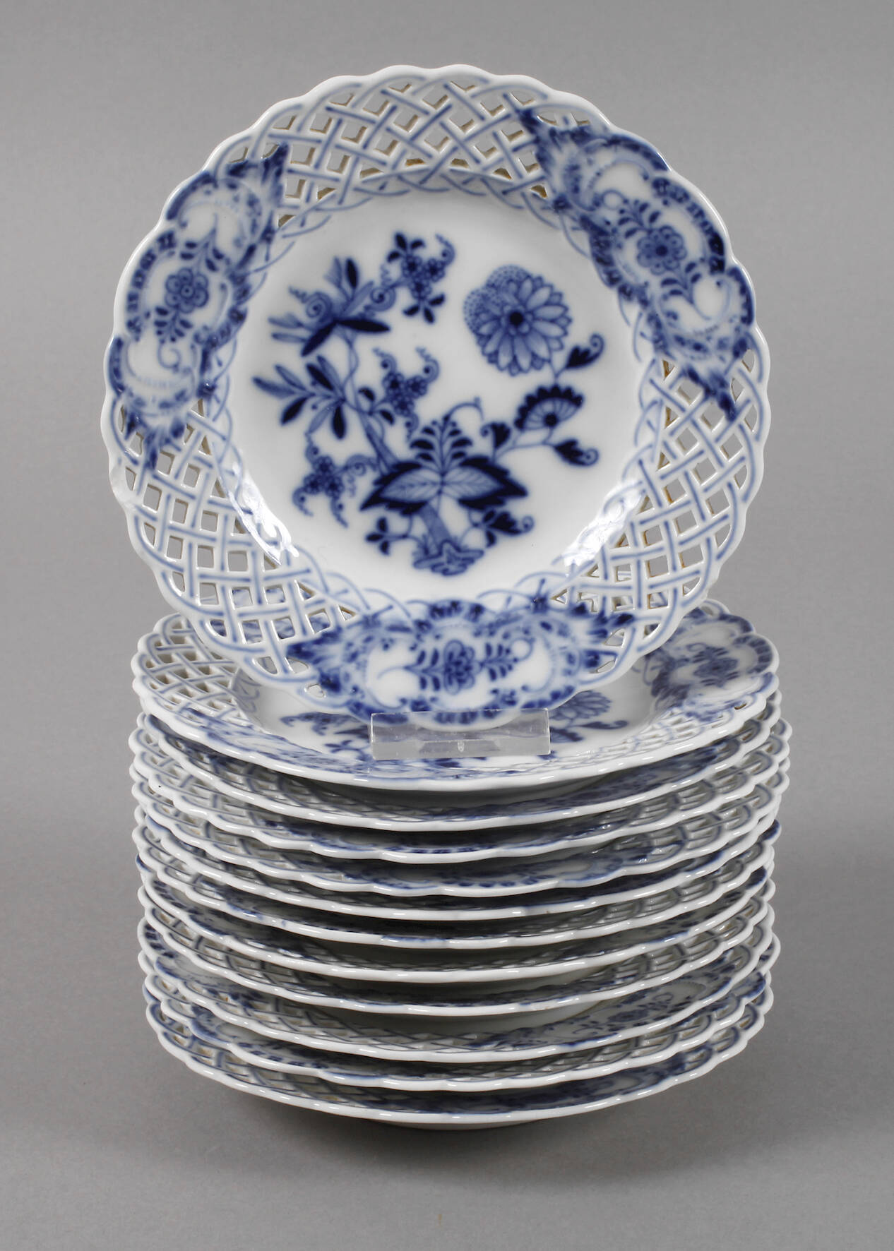 Meissen zwölf Durchbruchteller Zwiebelmusterdekor