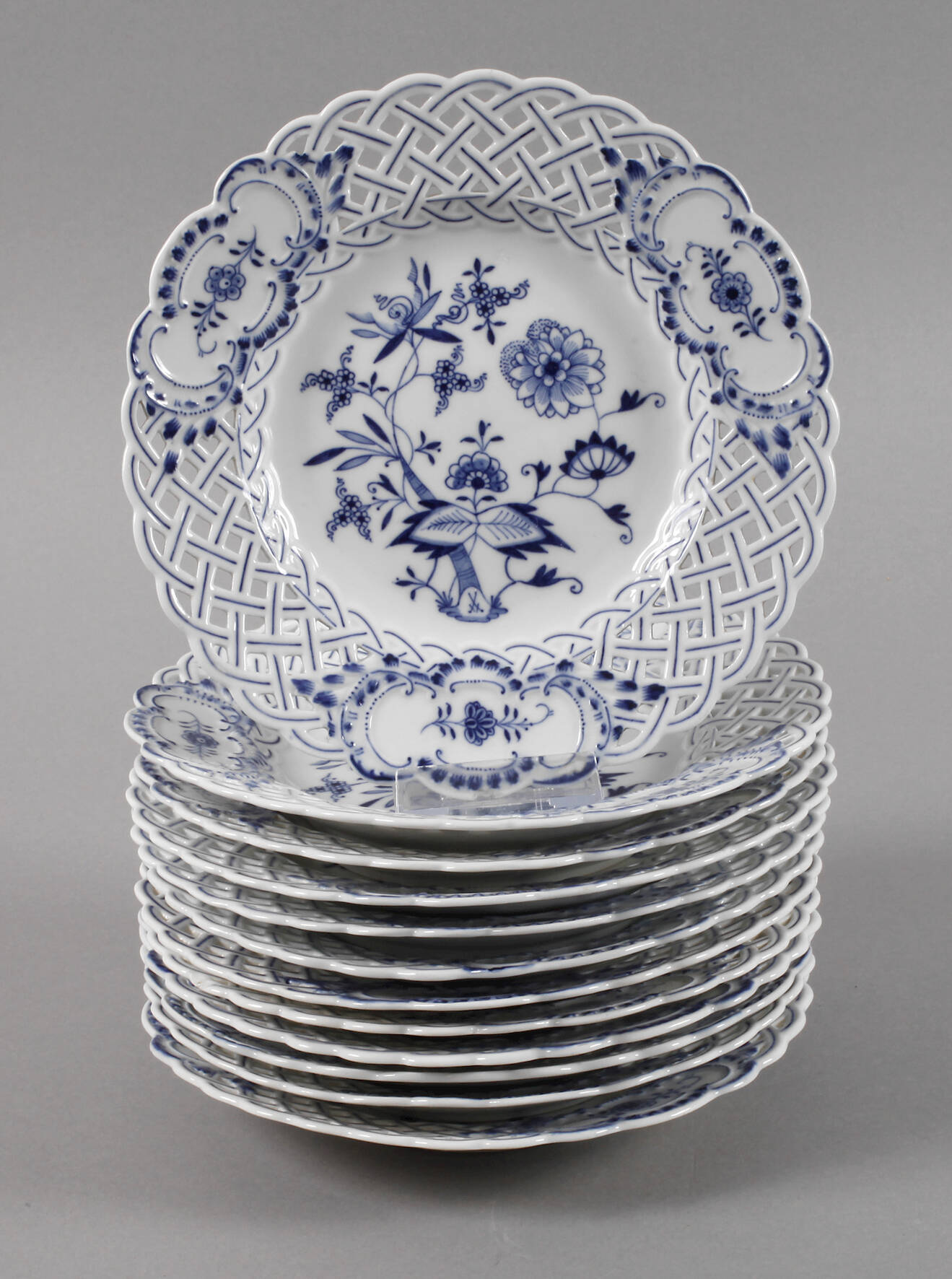 Meissen zwölf Durchbruchteller Zwiebelmusterdekor