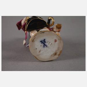 Meissen verkleidete Amorette mit Dreispitz
