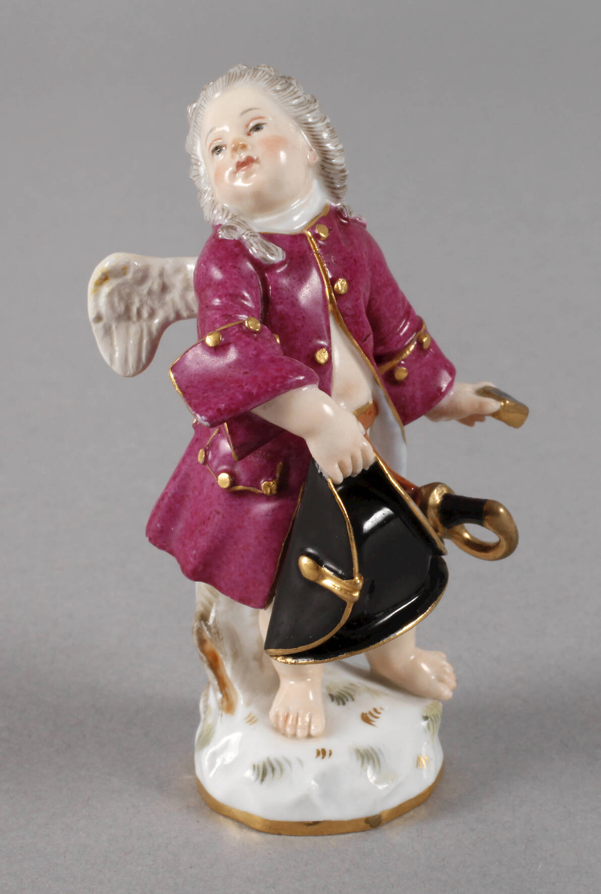 Meissen verkleidete Amorette mit Dreispitz